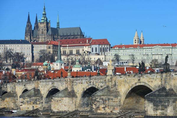 El puente de Carlos sobre el río Moldava, en Praga, se inauguró en 1402 y es uno de los más famosos del mundo. Tal vez por eso hay muchas leyendas que se le atribuyen. Se dice que en tiempo nublado se puede ver a una persona sobre él que ofrece a los transeúntes regalar su autorretrato... con cuernos. Otra leyenda se asocia con el cuarto arco del puente. Se dice que debajo de este aún vive el fantasma de un genio de las aguas que mantuvo amistad con los alfareros de la vieja Praga. - Sputnik Mundo