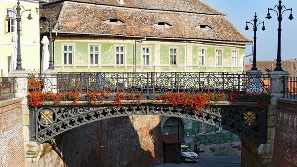 El puente de los mentirosos, construido en 1859, es uno de los lugares de interés más famosos de la ciudad rumana de Sibiu. Dicen que es imposible mentir sobre él. Si alguien engaña en el puente todo su cuerpo comienza a moverse involuntariamente.   
 - Sputnik Mundo