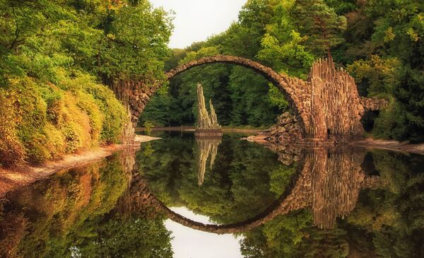 El puente de Rakotzbrucke, en Alemania, también conocido como el puente del Diablo, fue construido a finales del siglo XIX en el parque Kromlau, cerca de la ciudad de Gablenz. Su estructura es tan única que solo podría haber sido construido por el Diablo, no por un mortal.  
 - Sputnik Mundo