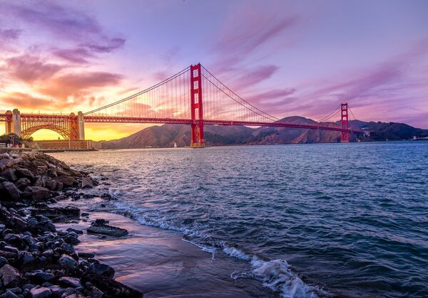 El puente Golden Gate que conecta las orillas del estrecho del mismo nombre es la principal atracción de San Francisco y, al mismo tiempo, un lugar popular para suicidios. Los intentos de quitarse la vida en este puente ocurren de media cada dos semanas. Una tragedia ocurrió durante la construcción del puente en la década de 1930. En aquel momento, los troncos del sistema de andamios colapsaron y se llevaron a 10 personas. Han pasado más de 80 años desde que se terminó la construcción, y durante este tiempo cerca de 1.700 personas se suicidaron arrojándose del puente.  
 - Sputnik Mundo