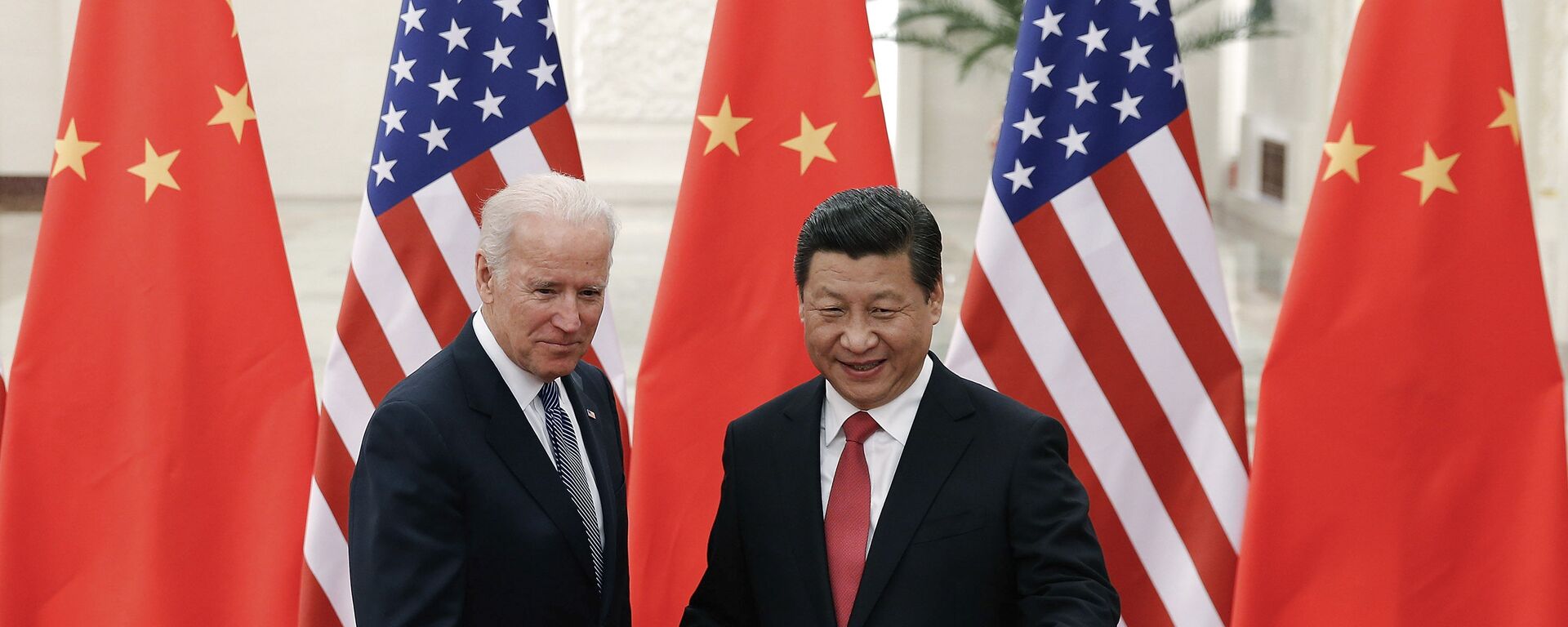 El presidente chino, Xi Jinping con su homólogo de EEUU, Joe Biden - Sputnik Mundo, 1920, 16.06.2021