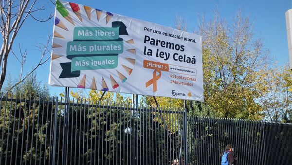 Una pancarta en contra de la nueva ley de educación en España - Sputnik Mundo