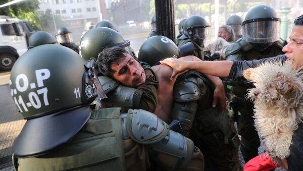 Un hombre es detenido durante una protesta antigubernamental en Santiago (Chile), el 18 de noviembre de 2020 - Sputnik Mundo