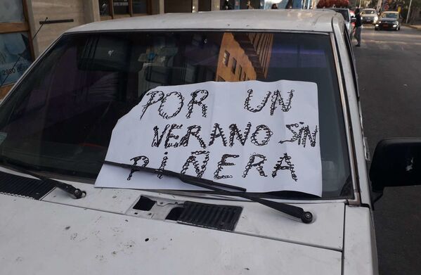 Carabineros reprimen a miles de chilenos que marchan exigiendo la renuncia de Piñera - Sputnik Mundo
