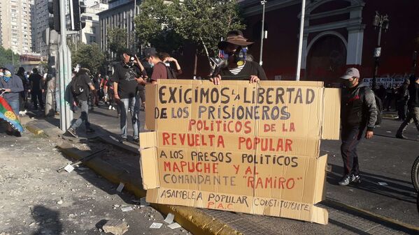 Carabineros reprimen a miles de chilenos que marchan exigiendo la renuncia de Piñera - Sputnik Mundo