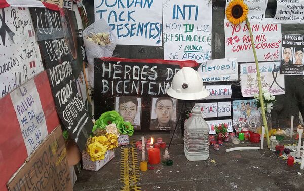 Memorial en honor a Inti Sotelo y Jack Bryan Pintado, asesinados el 14 de noviembre durante la represión policial - Sputnik Mundo