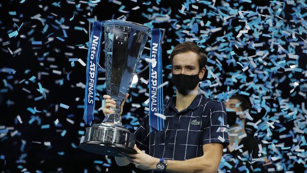 Daniil Medvédev, tenista ruso con el trofeo de la ATP - Sputnik Mundo