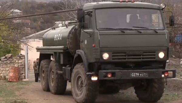 Las fuerzas de paz de Rusia reparten agua y materiales de construcción en Nagorno Karabaj - Sputnik Mundo