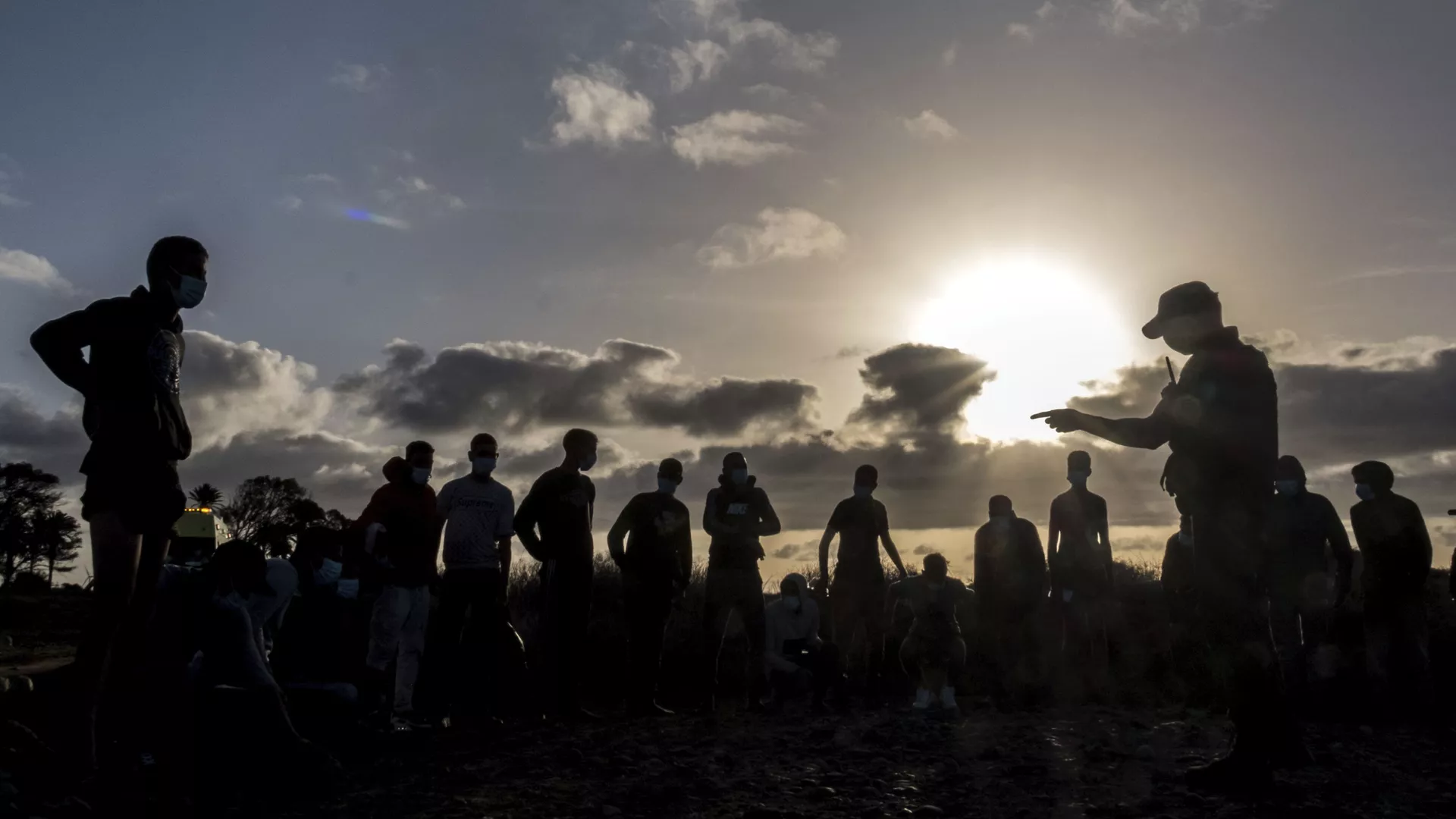 Migrantes de Marruecos son detenidos por la Policía española tras llegar a la costa de las Islas Canarias. 16 de octubre de 2020. - Sputnik Mundo, 1920, 12.06.2024