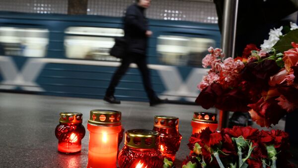 Flores en memoria de los muertos en el doble atentado de Moscú de 2010 - Sputnik Mundo