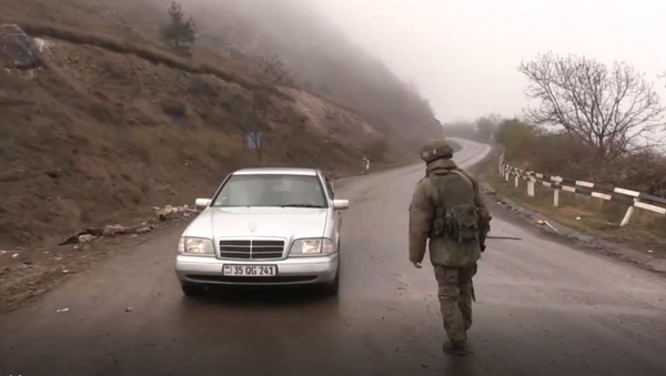 Pacificadores rusos inspeccionan los coches en un puesto de control cerca de Shusha - Sputnik Mundo
