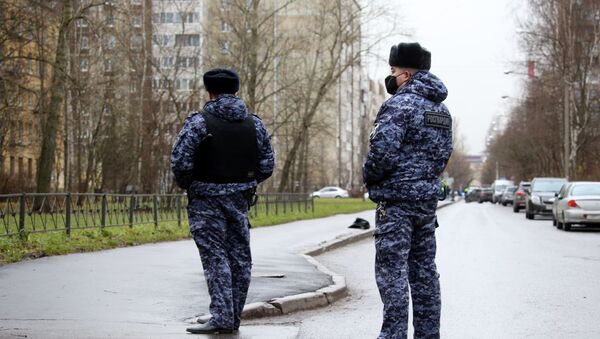 Los policías cerca del edificio donde un hombre retuvo a rehenes en Kólpino - Sputnik Mundo