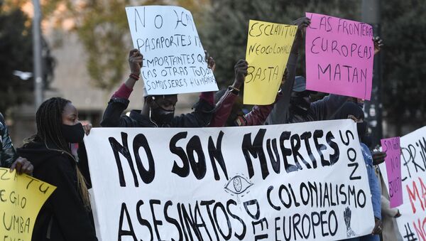 Manifestación en Barcelona por las recientes muertes de inmigrantes que intentaban llegar a las Islas Canarias. 21 de noviembre de 2020. - Sputnik Mundo
