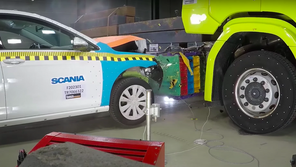 Una prueba de choque de un camión eléctrico de Scania - Sputnik Mundo