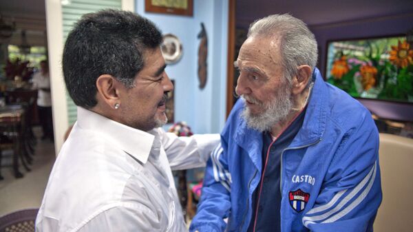 Diego Armando Maradona y Fidel Castro - Sputnik Mundo