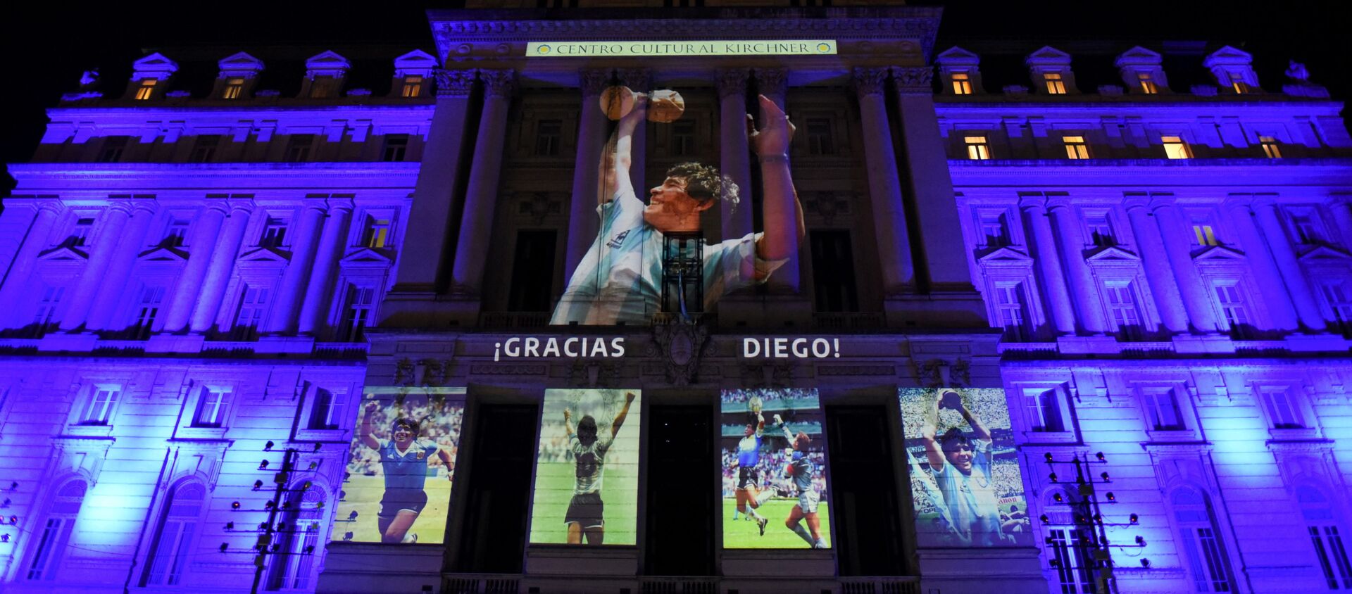 Fotografías de la fallecida leyenda del fútbol Diego Maradona se proyectan en el Centro Cultural Kirchner, en Buenos Aires (Argentina), el 25 de noviembre del 2020 - Sputnik Mundo, 1920, 25.11.2020