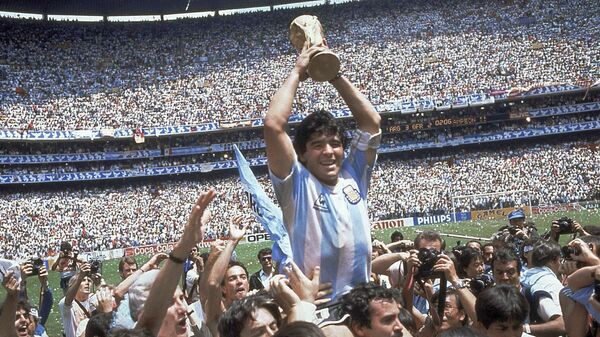 Diego Armando Maradona sosteniendo el trofeo de su equipo después de la victoria de Argentina por 3-2 sobre Alemania Occidental en la final de la Copa del Mundo 1986 - Sputnik Mundo