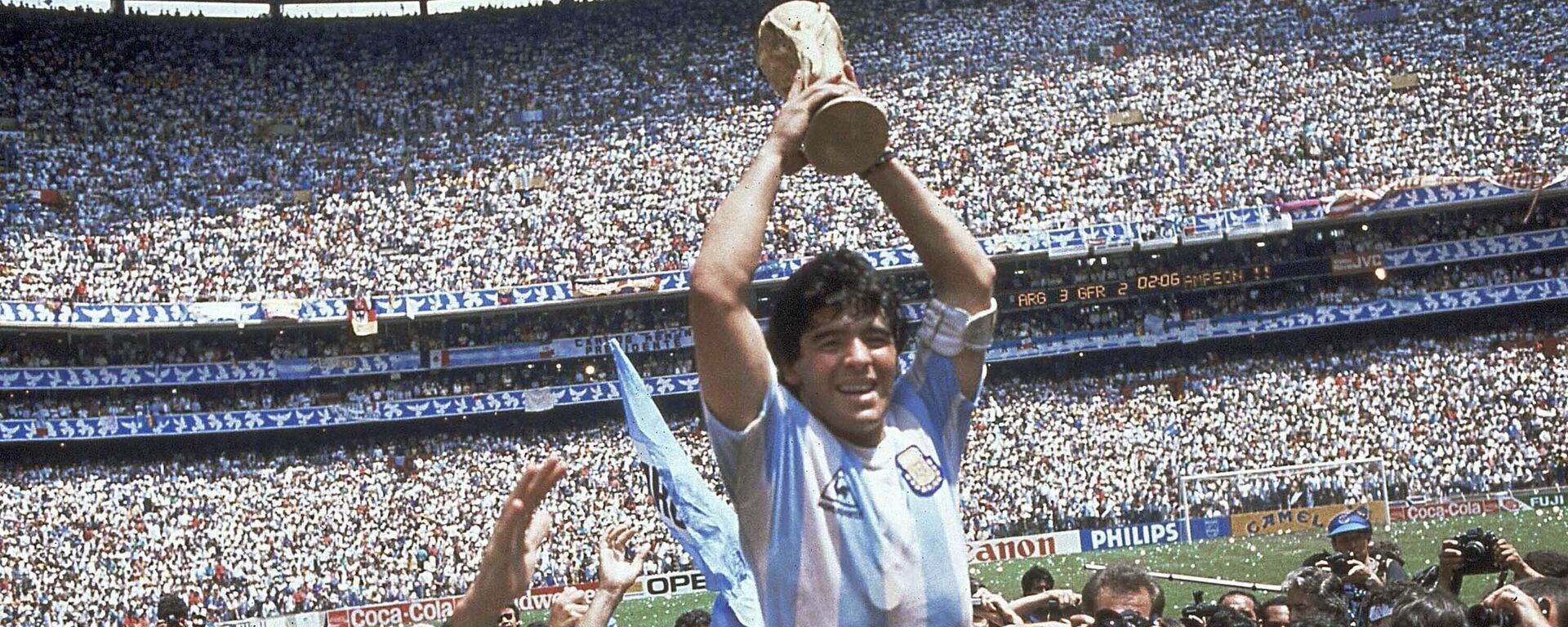 Diego Armando Maradona sostiene el trofeo de su equipo después de la victoria de Argentina por 3-2 sobre Alemania Occidental en la final de la Copa del Mundo 1986 - Sputnik Mundo, 1920, 25.03.2021