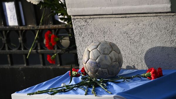 Homenaje al astro del fútbol, Diego Maradona, cerca de la Embajada argentina en Moscú, Rusia - Sputnik Mundo