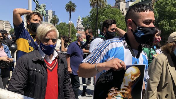 Argentinos llegando a la Casa Rosada para el velatorio de Diego Maradona - Sputnik Mundo