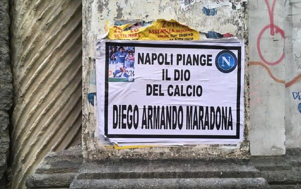 Carteles recuerdan a Maradona en Nápoles - Sputnik Mundo