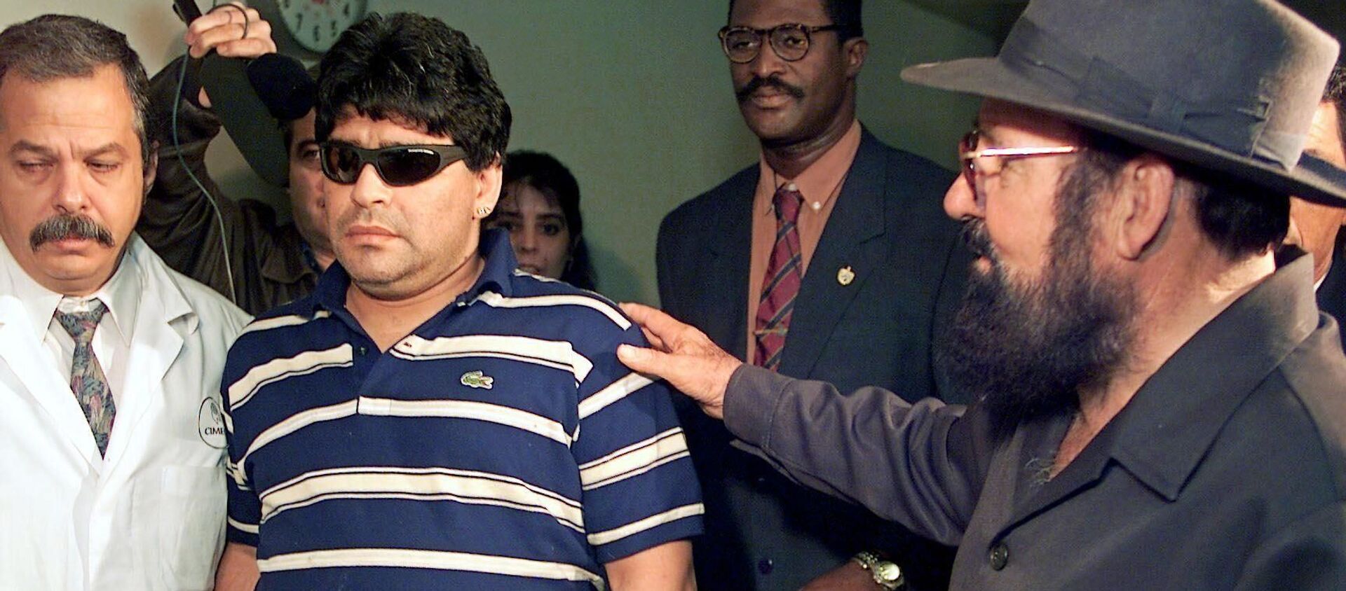 Diego Maradona llegando al Hospital Psiquiátrico de La Habana, para internarse por el consumo abusivo de drogas, en el 2000 - Sputnik Mundo, 1920, 26.11.2020