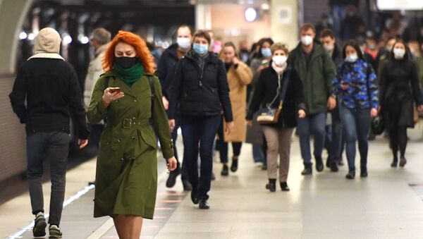 La gente en mascarillas en Moscú - Sputnik Mundo