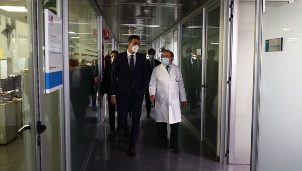 La imagen, publicada por el Palacio de la Moncloa, muestra al primer ministro español Pedro Sánchez visitando el hospital de La Paz en Madrid  - Sputnik Mundo