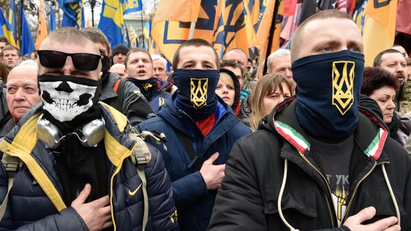 Unos manifestantes radicales durante las protestas en Kiev, Ucrania - Sputnik Mundo