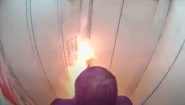 Usa el encendedor en un ascensor y se prende fuego - Sputnik Mundo