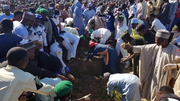 Funerales de los civiles muertos como resultado de un ataque armado en Nigeria - Sputnik Mundo