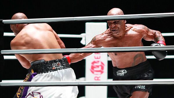 La pelea entre los boxeadores estadounidenses Mike Tyson y Roy Jones Jr - Sputnik Mundo
