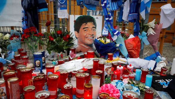 Homenaje al futbolista argentino Diego Maradona en Nápoles, Italia - Sputnik Mundo