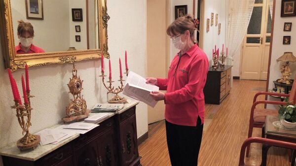 Julia Lucas, vecina del Palacio de la Infanta Carlota, en el centro de Madrid, mirando unos documentos sobre el desalojo - Sputnik Mundo