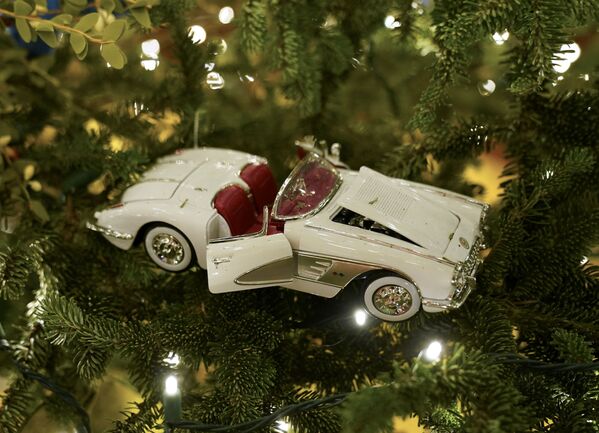 Un juguete de árbol de Navidad en forma de coche en el Cuarto Este.   - Sputnik Mundo
