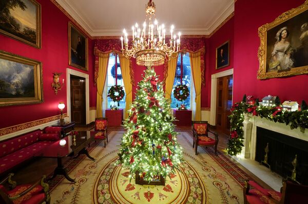 El resto de las habitaciones de la Casa Blanca son igual de brillantes y coloridas. En la foto: el Cuarto Rojo de la Casa Blanca con decoración navideña.   - Sputnik Mundo