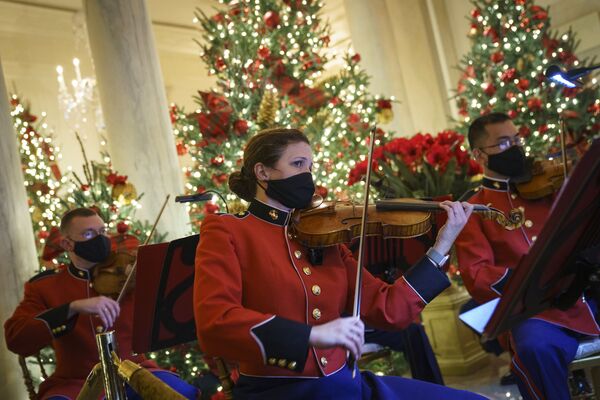 Una orquesta en el Gran Vestíbulo de la Casa Blanca durante la demostración de los adornos navideños de la Casa Blanca a la prensa.   - Sputnik Mundo