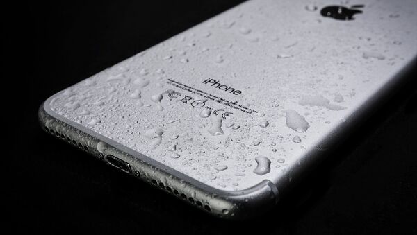 Un iPhone con gotas de agua (imagen referencial) - Sputnik Mundo