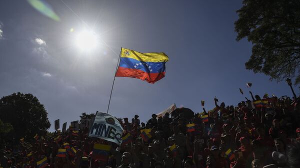Simpatizantes del presidente venezolano Nicolás Maduro en el Palacio de Miraflores  - Sputnik Mundo