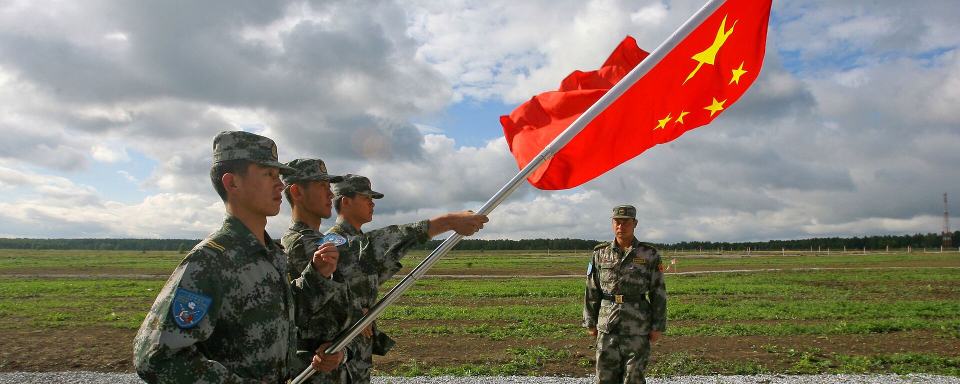 Militares del Ejército Popular de Liberación con la bandera de China  - Sputnik Mundo, 1920, 26.09.2021