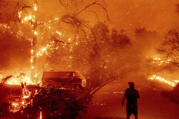 Las llamas en el cañón de Silverado (el condado de Orange) han sido más fuertes. Allí el incendio empezó en una casa privada.En la foto: la extinción del incendio en el condado de Orange, estado de California. - Sputnik Mundo