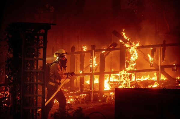 Este año los incendios en California cubrieron una superficie récord de casi un millón de hectáreas. Se quemaron casi 4.000 casas, y el humo alcanzó Europa.En la foto: un bombero lucha contra el fuego en el condado de Orange, estado de California. - Sputnik Mundo