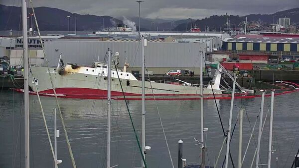 El barco 'Baffin Bay' hundido después del incendio - Sputnik Mundo