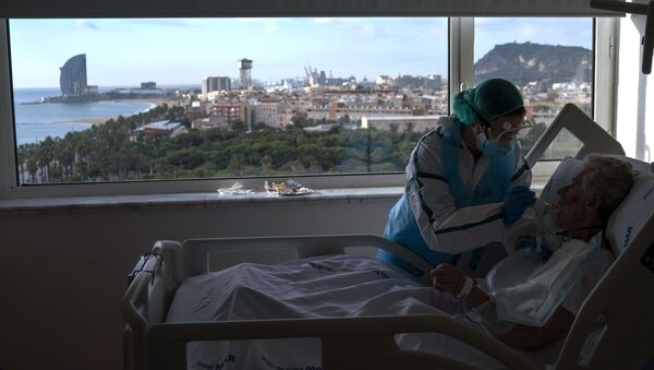 Enfermera alimenta a uno de sus pacientes en la sala COVID-19 del hospital del Mar en Barcelona. 18 de noviembre de 2020 - Sputnik Mundo