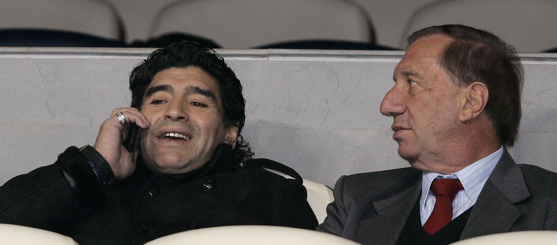 Diego Maradona junto a Carlos Bilardo juntos en un estadio en 2008 - Sputnik Mundo, 1920, 04.12.2020
