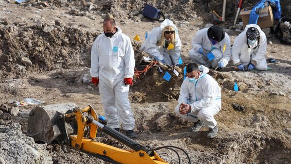 Los investigadores forenses buscan restos de más de una docena de albanokosovares asesinados durante la guerra de Kosovo - Sputnik Mundo