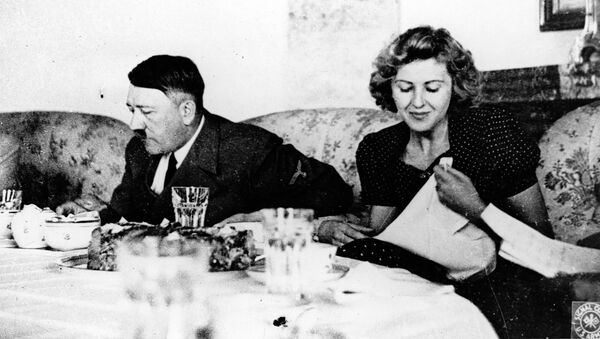 El líder nazi Adolf Hitler y su amante Eva Braun durante un almuerzo - Sputnik Mundo