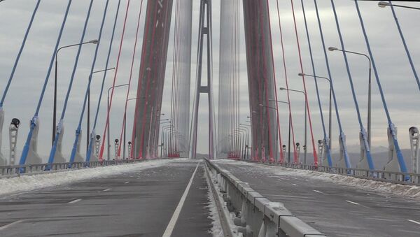 El puente congelado de la isla Russki - Sputnik Mundo