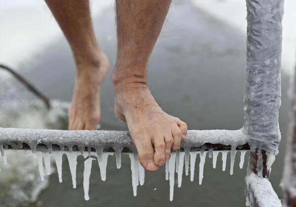 La temporada de natación de hielo en la localidad siberiana durará hasta marzo. - Sputnik Mundo
