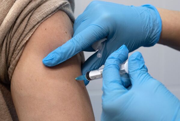 La vacunación incluye un examen médico obligatorio. En caso de que el personal médico detecte algún malestar, el paciente tendrá que aplazar la inmunización. - Sputnik Mundo